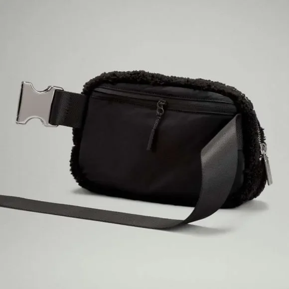 NEW Lululemon Everywhere Belt Bag Black Fleece 1L - Picture 4 of 16
